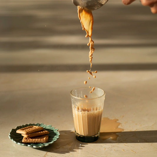 Chai Tradicional Servido en Ciudad de Mexico, Distrito Federal, Mexico en un vaso con galletas